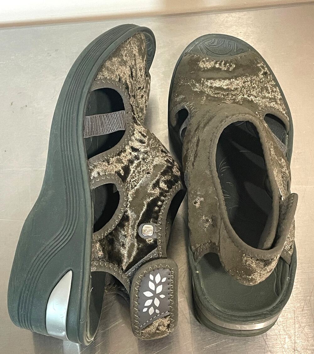 Bzees Womens Size 8 Drama Open Peep Toe Wedge Comfort Sandal Green